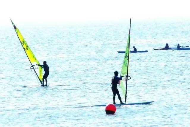 女孩坐缆车悬空被挂车外，游客扔掉雪橇飞奔上前，众人合力救下
