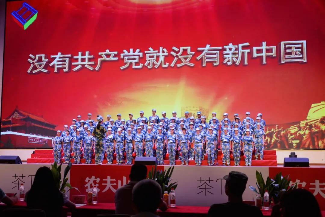 小男孩发现家里着火立即报警，4次冲进火场救出爸爸和奶奶